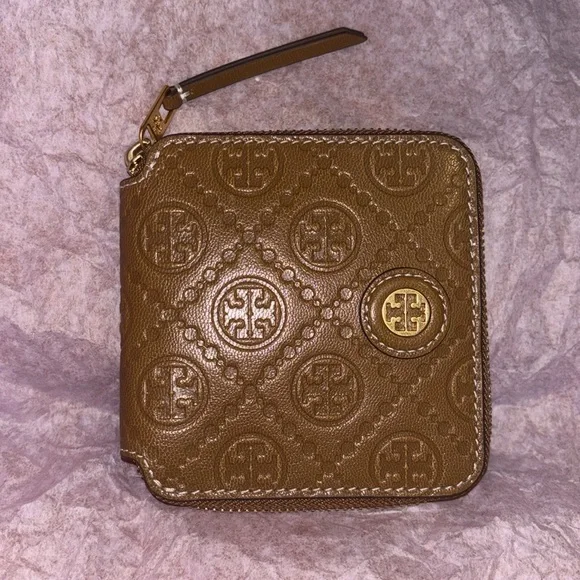 Brand new! Tory Burch T Monogram Embossed Leather Bifold Wallet - Picture 3 of 4